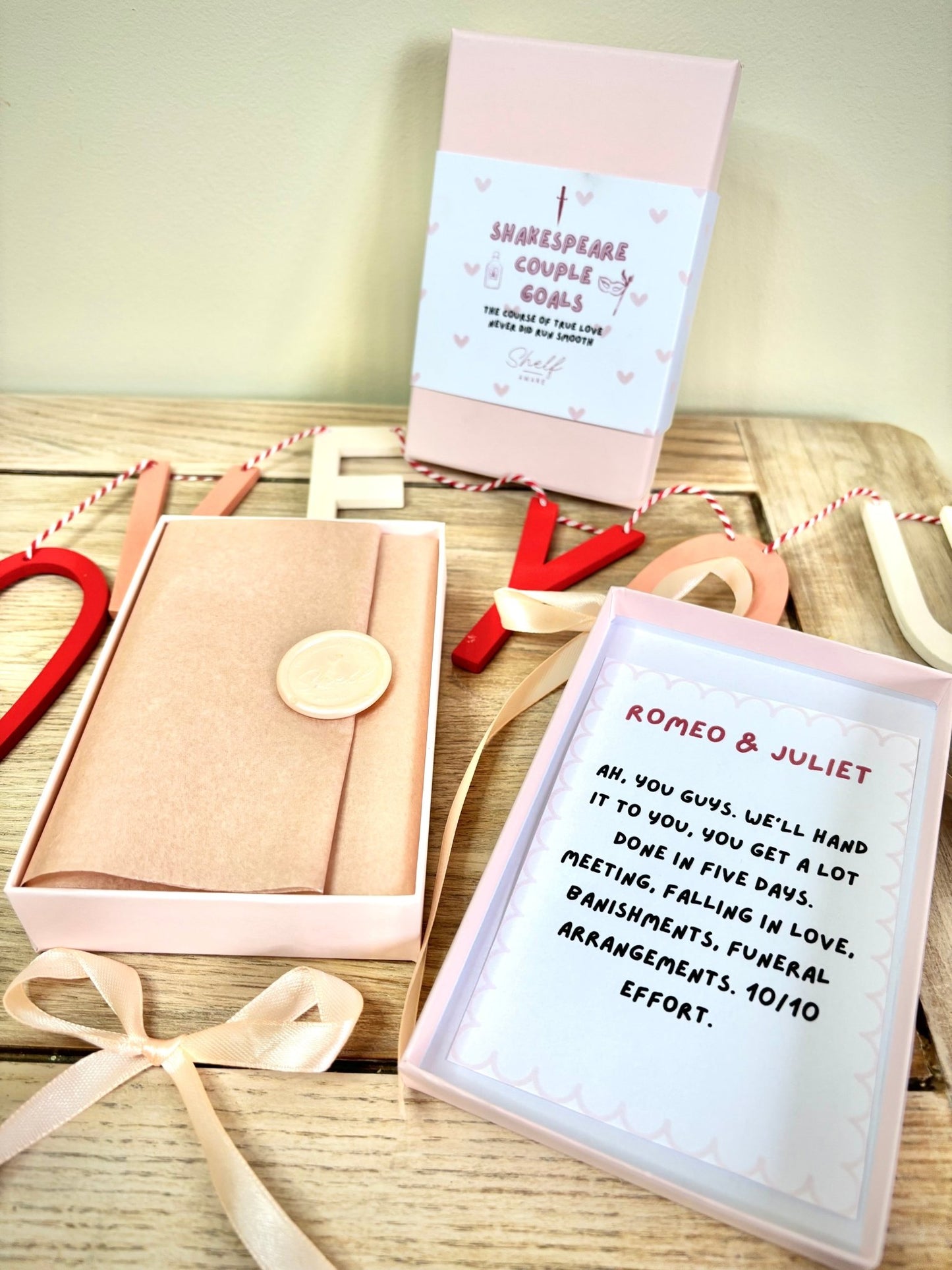 romeo and juliet wax melts for book lovers in a pink gift box. two wax melts with quotes on them from romeo and juliet. gifts for classic book lovers and shakespeare.