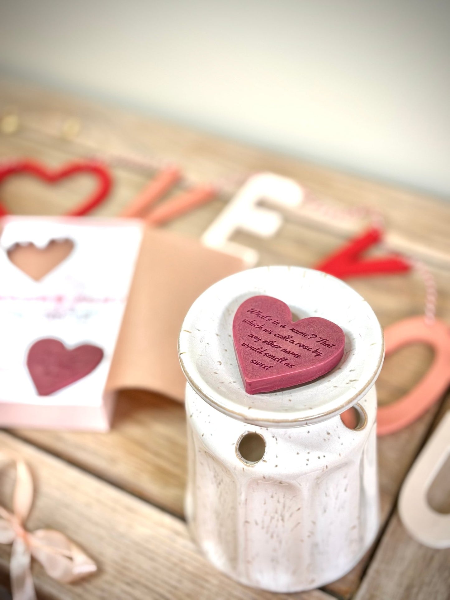romeo and juliet wax melts for book lovers in a pink gift box. two wax melts with quotes on them from romeo and juliet. gifts for classic book lovers and shakespeare.