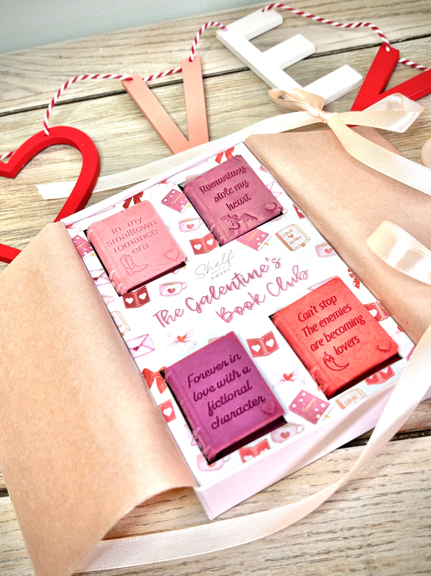 wax melts for book lovers with a valentines theme. 4 wax melts, each one pays homage to romance novels in a pink gift box. fun and feminine wax melt gifts for book lovers. 