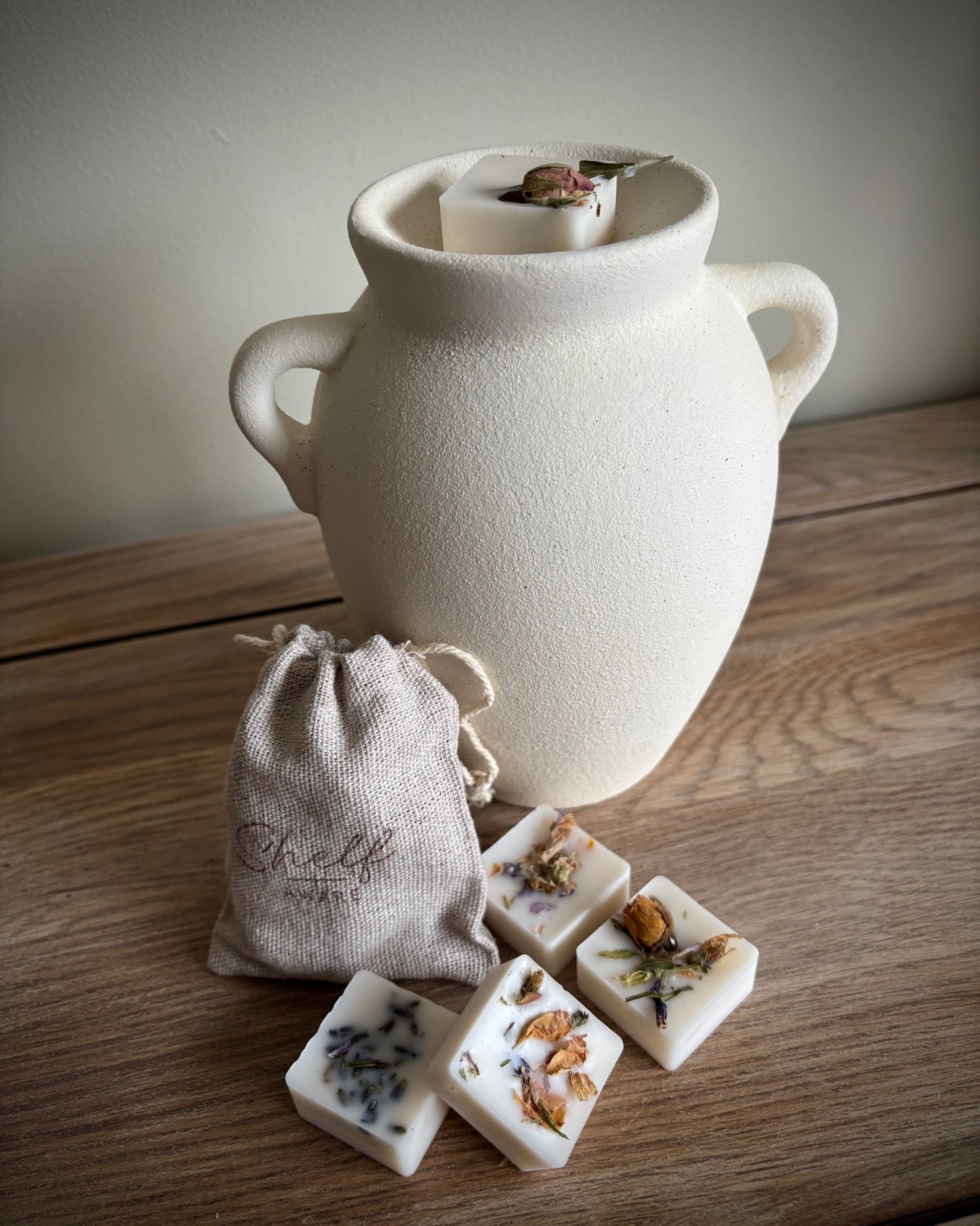 shakespeare inspired botanical wax melts and wax melt burner. book gifts that aren't books. 